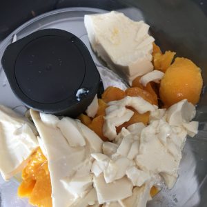 Mixage du tofu soyeux et de la mangue